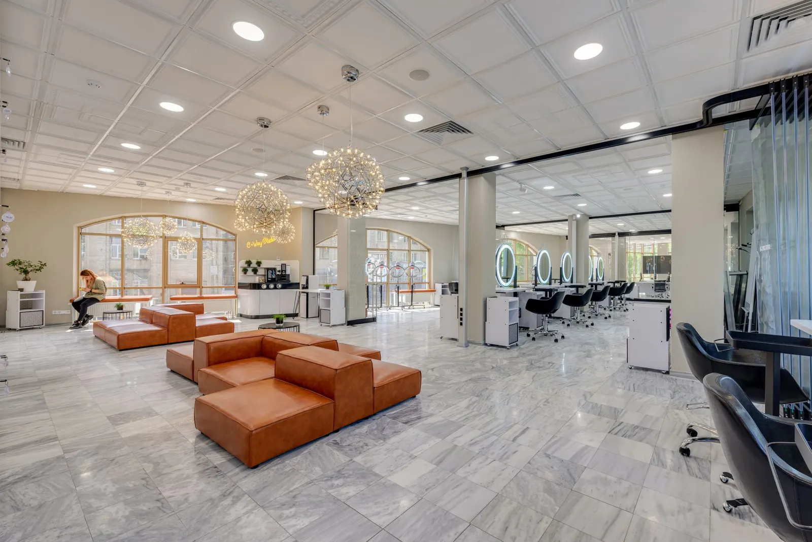 Intérieur contemporain du salon de coiffure avec mobilier élégant